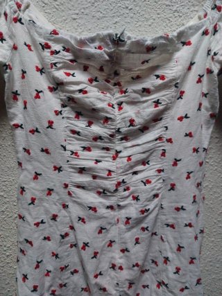 Vestido blanco con estampado floral rojo