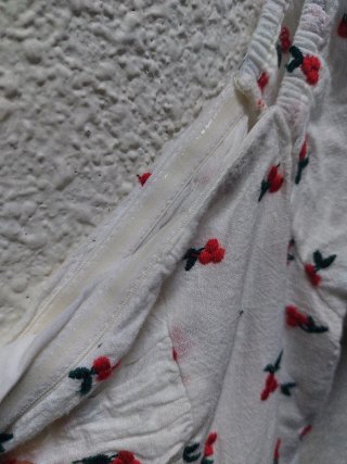 Vestido blanco con estampado floral rojo