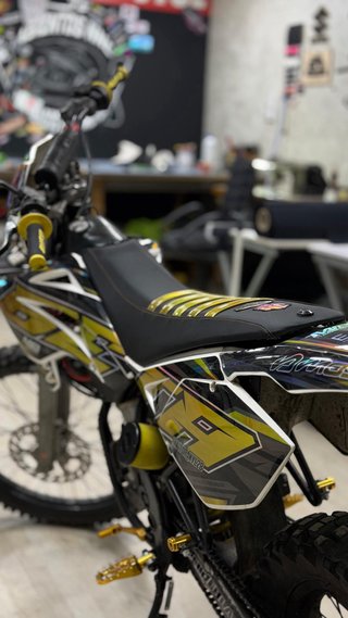 Moto Enduro/Motocross Negra y Dorada