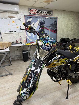 Moto Enduro/Motocross Negra y Dorada