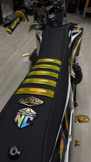 Moto Enduro/Motocross Negra y Dorada