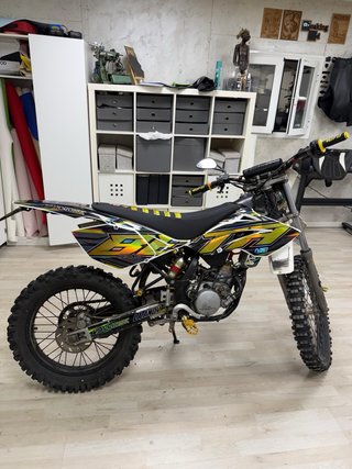 Moto Enduro/Motocross Negra y Dorada