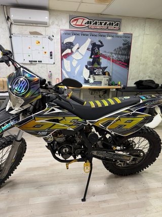 Moto Enduro/Motocross Negra y Dorada
