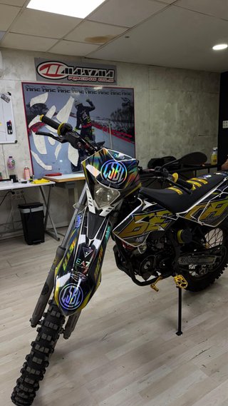 Moto Enduro/Motocross Negra y Dorada