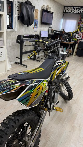 Moto Enduro/Motocross Negra y Dorada