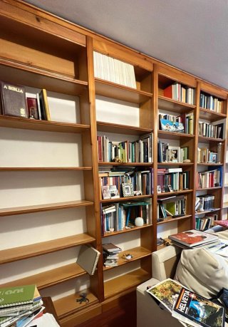 Librería de madera de pino