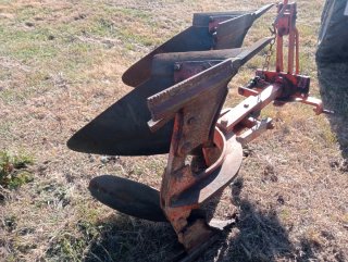 Arado de doble vertedera