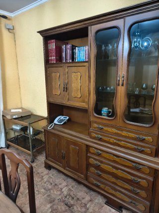 Mueble de comedor de madera y cristal