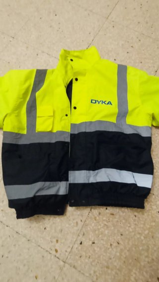 Chaqueta de trabajo reflectante DYKA marca YOKO.