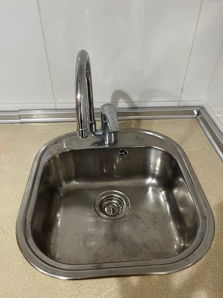 Muebles de cocina blancos y naranjas