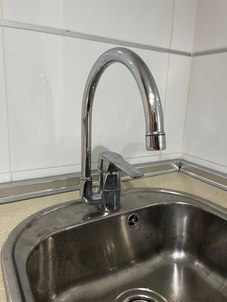 Muebles de cocina blancos y naranjas