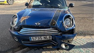 MINI Coupé 2011 con golpe lateral y frontal