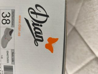 Zapatos sanitarios blancos nuevos