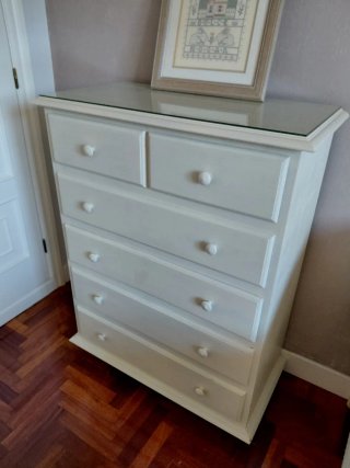 Cómoda cajonera blanca de madera