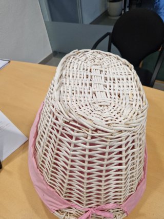 Cesta de mimbre y tela rosa