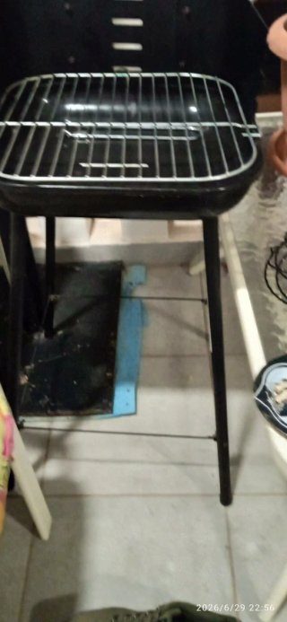 Barbacoa de metal negra