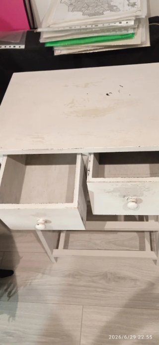 Mesita de noche blanca de madera