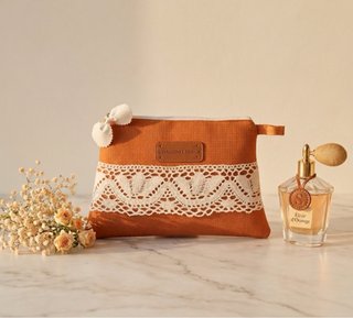Neceser naranja con encaje blanco