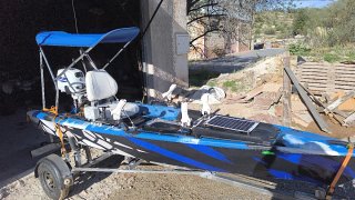 Kayak con fueraborda 6cv 4 tiempos y remolque.