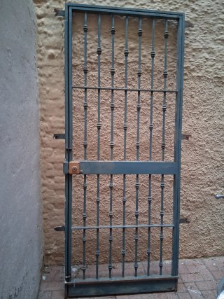 Cancela de hierro en buen estado