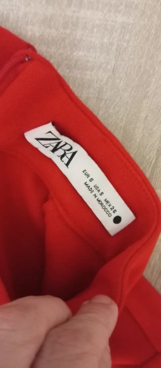 Conjunto rojo, la falda es M y el top es S