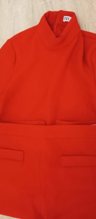Conjunto rojo, la falda es M y el top es S