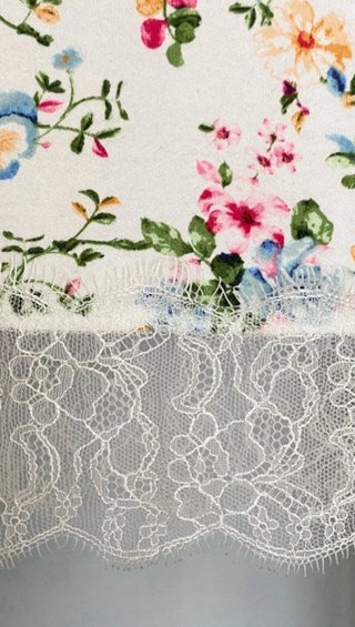 Camiseta hombros descubiertos floral