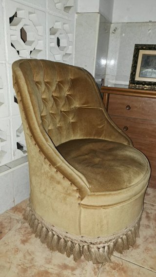 Sofá de terciopelo dorado