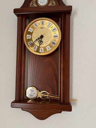 Reloj de pared antiguo de madera