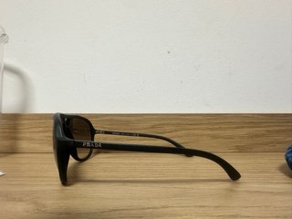 Gafas de sol aviador negras y marrones.