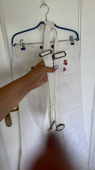 Vaqueros blancos con tirantes desmontables