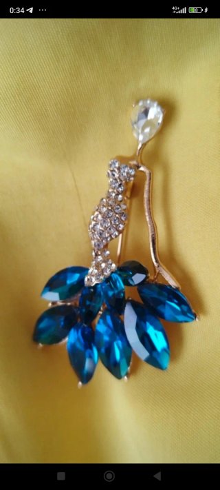 Spilla ballerina acciaio dorato con strass blu