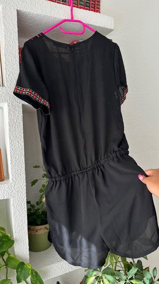 Mono corto negro con bordado étnico flúor