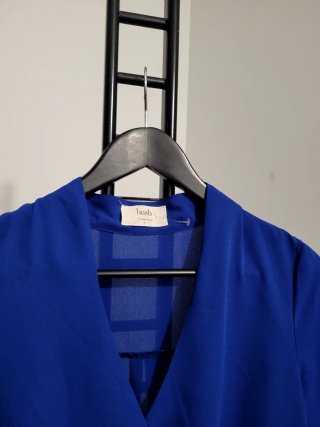 Blusa azul cruzada Hush