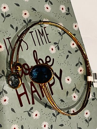 Pulsera dorada con piedras azules