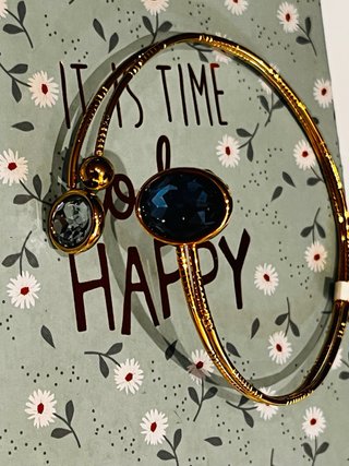 Pulsera dorada con piedras azules