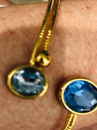 Pulsera dorada con piedras azules