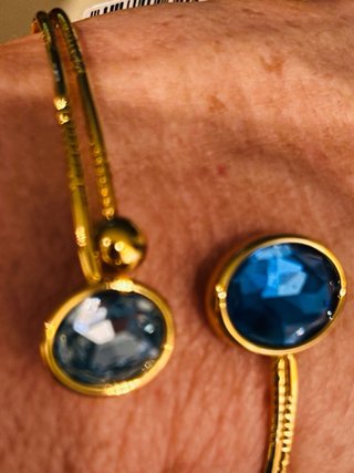 Pulsera dorada con piedras azules