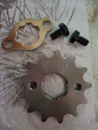 Piñón 420-13T Derbi Variant + Tornillos.
