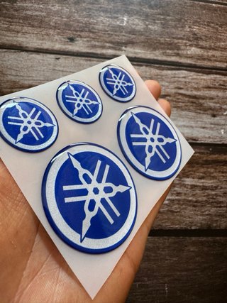 5 EMBLEMAS GEL YAMAHA TMAX NMAX MT07 09 R1 R6 LOGO