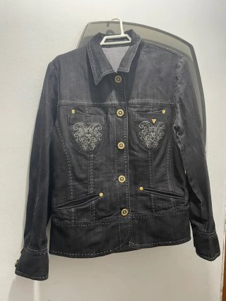 Chaqueta vaquera negra con bordados