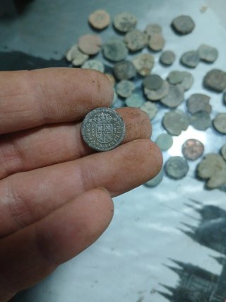Lote de 50 monedas antiguas españolas sin limpiar