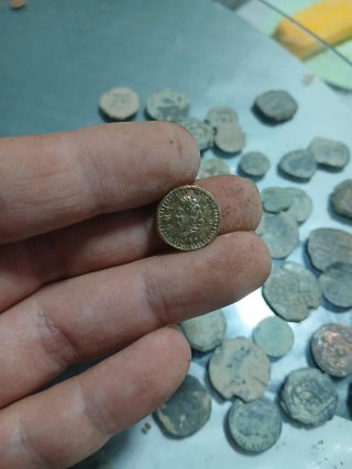 Lote de 50 monedas antiguas españolas sin limpiar