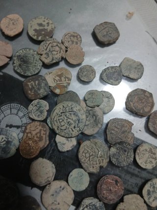 Lote de 50 monedas antiguas españolas sin limpiar