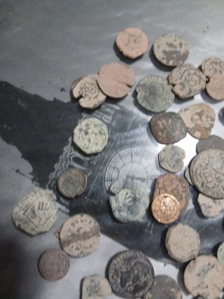 Lote de 50 monedas antiguas españolas sin limpiar