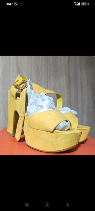 Sandalias de tacón amarillas talla 38