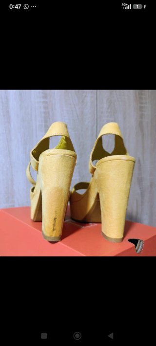 Sandalias de tacón amarillas talla 38