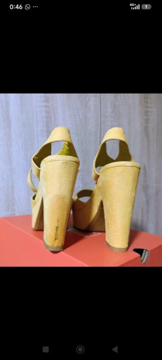 Sandalias de tacón amarillas talla 38