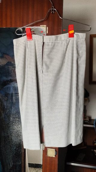 Traje chaqueta y falda gris y rosa