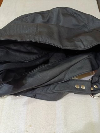 Bolso Negro Estilo Hobo Piel Perforada